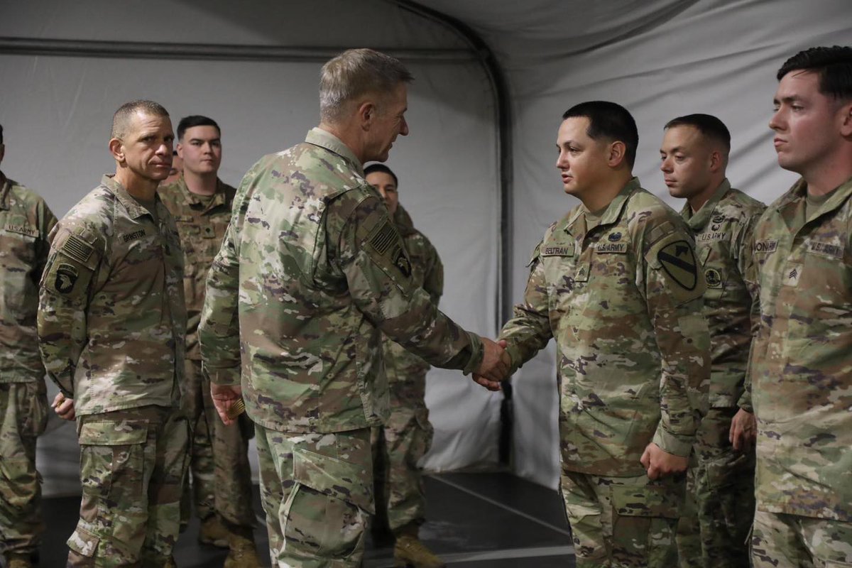 1stCavalryDiv's tweet photo. ICYMI: U.S. Army Chief of Staff Gen. James McConville and the @USArmySMA Michael Grinston visited w/ @1stcav3bct Troopers thanking them for their outstanding work supporting our allies in Europe.
#GREYWOLF | #PeopleFirst | #LiveTheLegend | #FirstTeam | #BigYellowPatch https://t.co/mf0fp2aWz6