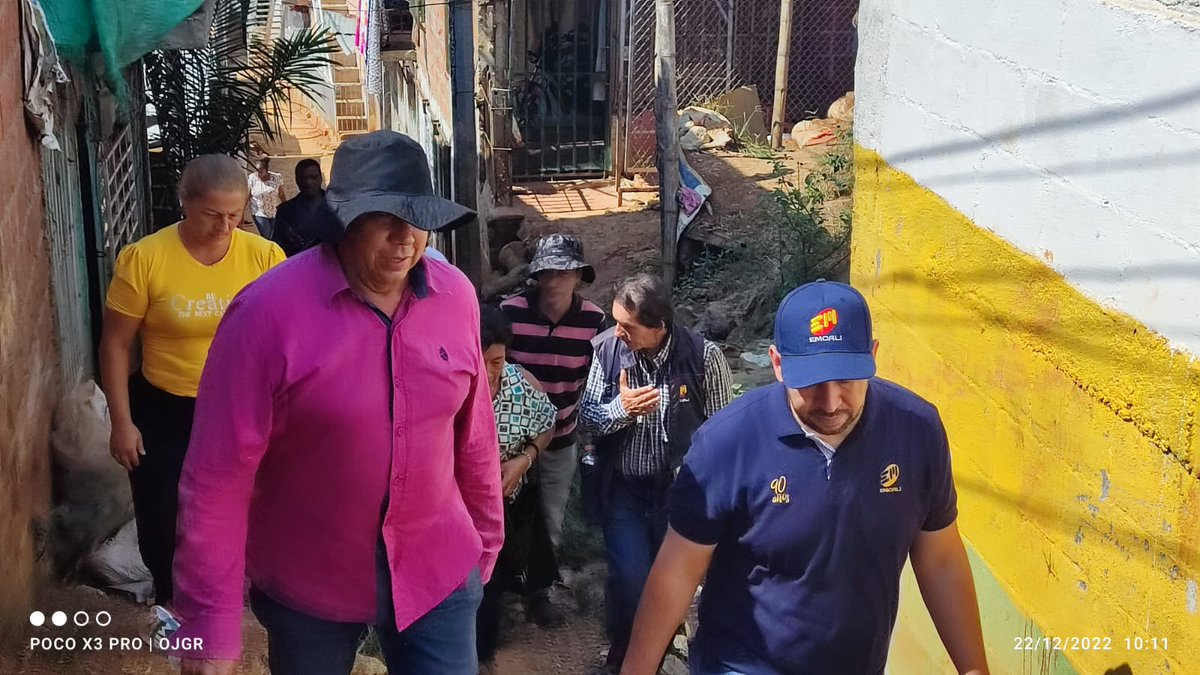 EMCALIoficial's tweet photo. ✅Con habitantes de la Comuna 18, gerente de acueducto, Humberto Serna, visita avance de obras🚧 de normalización de redes de acueducto💧 y alcantarillado. Arboledas, Brisas de las Palmas, Mandaríamos, Pampas de Mirador.

#PorTiPorMiPorTodos 🤝 https://t.co/MPIHeHxqi2