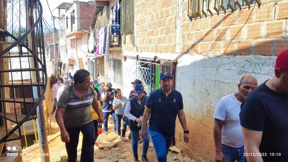 EMCALIoficial's tweet photo. ✅Con habitantes de la Comuna 18, gerente de acueducto, Humberto Serna, visita avance de obras🚧 de normalización de redes de acueducto💧 y alcantarillado. Arboledas, Brisas de las Palmas, Mandaríamos, Pampas de Mirador.

#PorTiPorMiPorTodos 🤝 https://t.co/MPIHeHxqi2