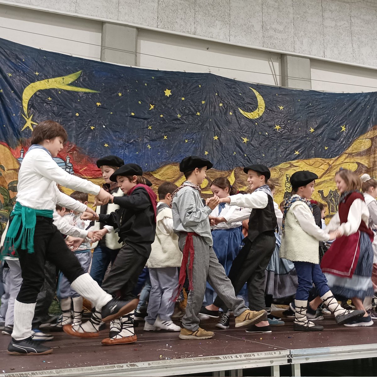 Eguerdi arteko polita pasa dugu. Ospakizunarekin hasi eta emanaldiekin jarraituz. Zenbat dantza, kantu eta irri... Denok elkarrekin!
-
#lasallezarautz #ikasleaerdigunean #HobeElkarrekin #ITBLaSalle #lasalle #lasallezarautzeskolaberria #zarautz