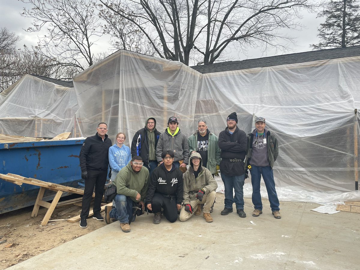 FordCTC's tweet image. WWCSD’s New Executive Director of 9-12 took his first field trip to see how our Students and Staff are building great futures!  Welcome Mr. Raft!  #FordCTC #edpathwaystosuccess #skilledtrainedready #greatfuturesstarteighthere