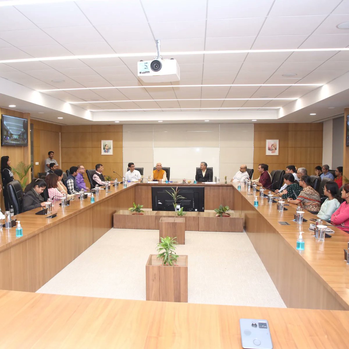 IIMNagpurIndia's tweet photo. "IIM Nagpur should become the Indian Institute of Human Management because the future lies in #Humanmanagement,” said the #spiritualguide, #socialreformer, and #educationist #padmabhushan Sri M. He was speaking during the launch of the book, #Manthan held on #IIMNagpur #campus https://t.co/z6Hc5K2toh