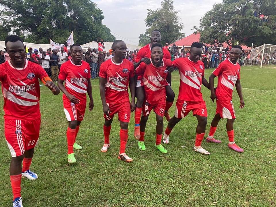 seetvuganda's tweet photo. @KitarafcHoima are back on top of the @FUFABigLeague table after claiming a 4-1 victory over @kyetumeFc as Mbarara City suffered a 2-1 defeat to Luwero United.
📸 @KitarafcHoima 

#SEETVUpdates https://t.co/tF8lNFsmTY