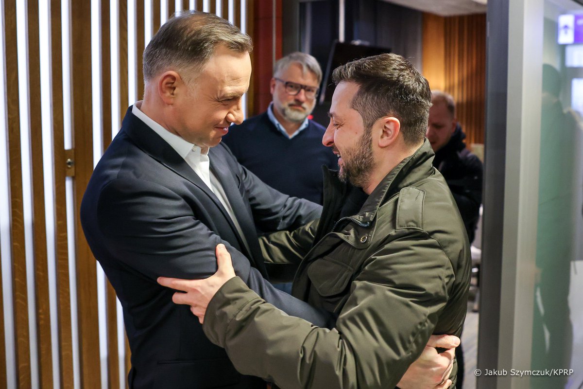 KyivIndependent's tweet photo. ⚡️Zelensky meets with Polish President Andrzej Duda in Rzeszów on return from historic trip to Washington.

Photo: Kancelaria Prezydenta https://t.co/YdqEOxWv36