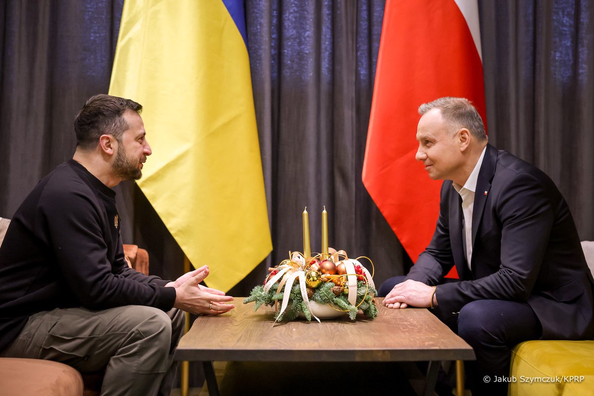 KyivIndependent's tweet photo. ⚡️Zelensky meets with Polish President Andrzej Duda in Rzeszów on return from historic trip to Washington.

Photo: Kancelaria Prezydenta https://t.co/YdqEOxWv36