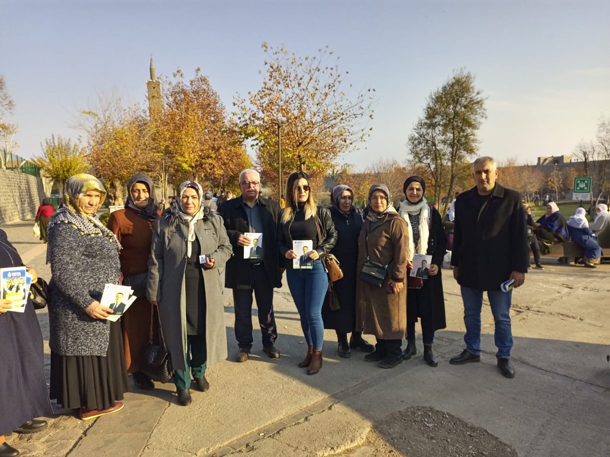 Yusufarkanogl21's tweet photo. #DevaParkta etkinliğimizde bugün
İl Halkla İlişkiler, İl Kadın Politikaları Başkanlıkları komisyonları ve @Yenisehiredeva dan bir heyetle Hz Süleyman mesire alanında halkımıza dokunduk
@devapartisi Eylem planlarımızı takdim ettik💧
Halk çaresiz perişan ve şikayetçi
@emin_ekmen https://t.co/wlfwwgHbPy