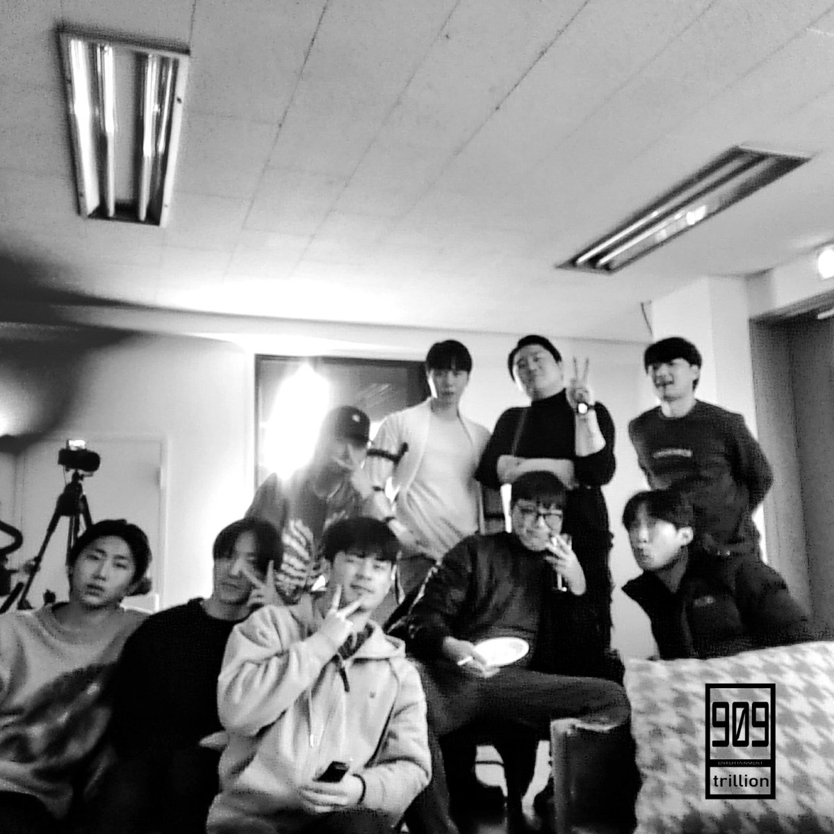 9f_909's tweet photo. #909trillion Family
Good by 2022
#99p #tonliz #youngcode #빈틈 #임석원 #ato #채민 #오승우 #9f
#kpop #korean #music https://t.co/hVzu2VMIkC