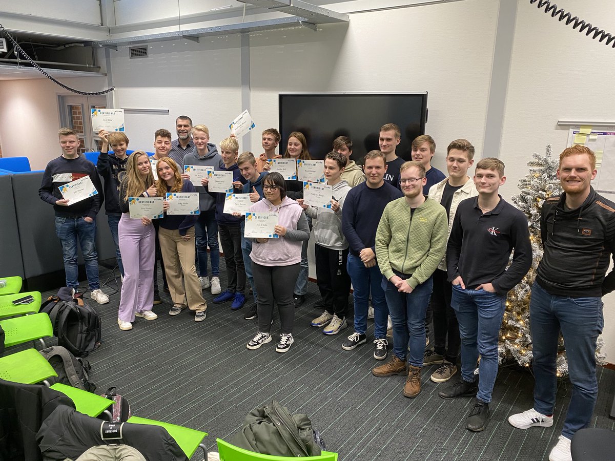 LiudgerSpl's tweet photo. In het kader van het vak Informatietechnologie in de Nieuwe Leerweg werkten leerlingen uit mavo 4 van Liudger Splitting een periode lang samen met de derdejaars studenten van de Friese Poort. Verschillende digitale vaardigheden kwamen aan de orde.@lc_nl @frieschdagblad @dvhn_nl https://t.co/nOKBXLhyI0