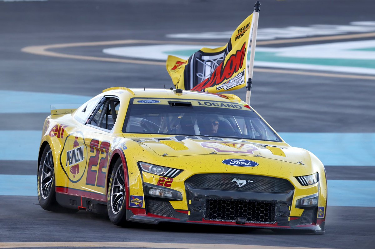 Team_Penske's tweet photo. Unforgettable moments. 

@joeylogano | @shellracingus https://t.co/nXZ69c5L8q