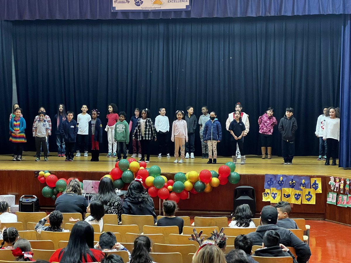 PS10FortHill's tweet photo. Our yearly Winter showcase.  GREAT JOB TO ALL OF OUR Teachers and Grades for putting in the extra effort to make this possible. #HappyHolidays 
#YouHaveAFriendAtPs10 
@DrMarionWilson @CChavezD31 @teacherromero72 @jenn_funes @christineloug14 https://t.co/28y3sFcPNz
