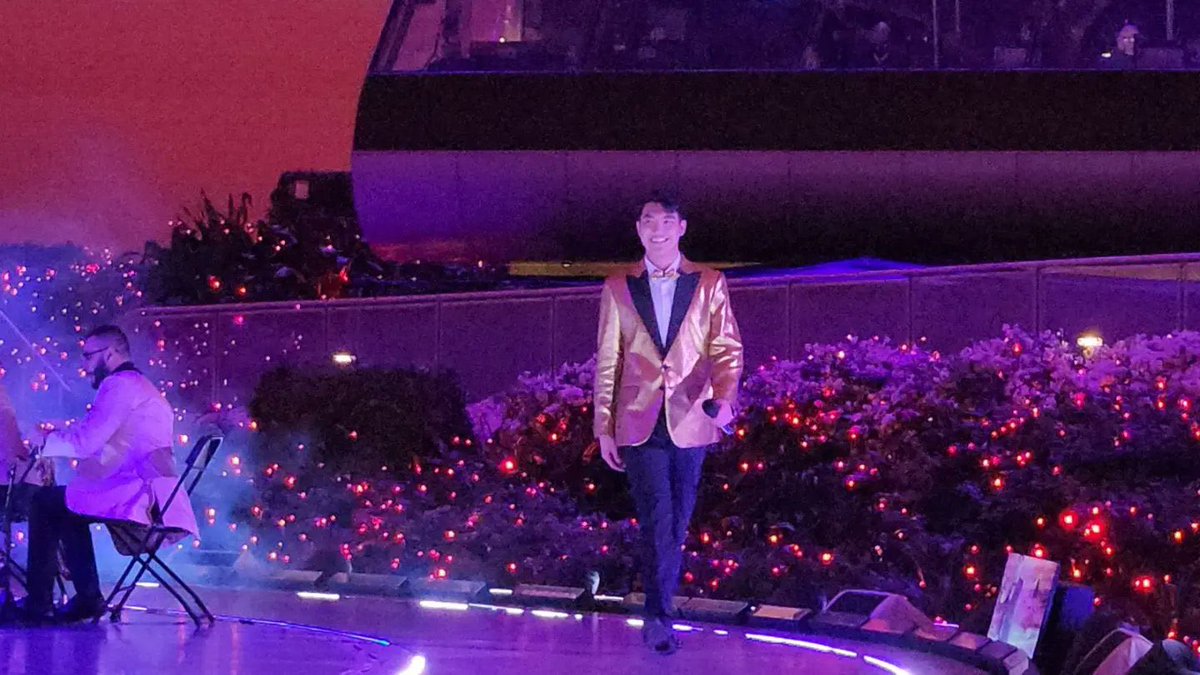 Darrenatics_UAE's tweet photo. Filipino superstar, @Espanto2001 ! 
Beyond proud to this young man! 

DubaiExpo WithDARREN-3
#DARREN https://t.co/sF4GaA5hIV