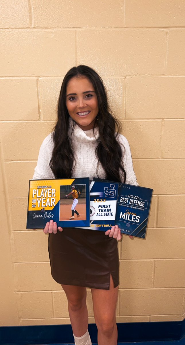 jennamiles_7's tweet photo. Couldn’t have ended the season any better. 💙💛Now waiting on the 💍
Region player of the year✔️
First team all state✔️
Best defense ✔️ https://t.co/AX8RtdJBis