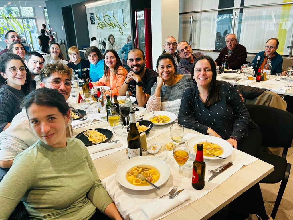 Amb la foto del sopar familiar de Nadal del Centre Obert i la de l'equip de la PES us desitgem molt bones festes!!!