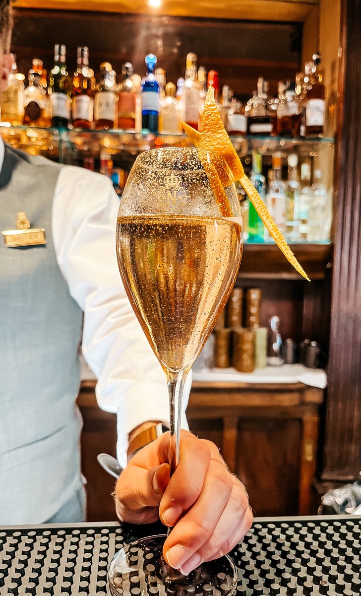 At Le Negresco bar, the New Year's Eve party promises to be festive. A gourmet selection of mignardises, cocktails and champagnes can be chosen from the à la carte menu, all accompanied by musical entertainment that will allow you to party all evening long!