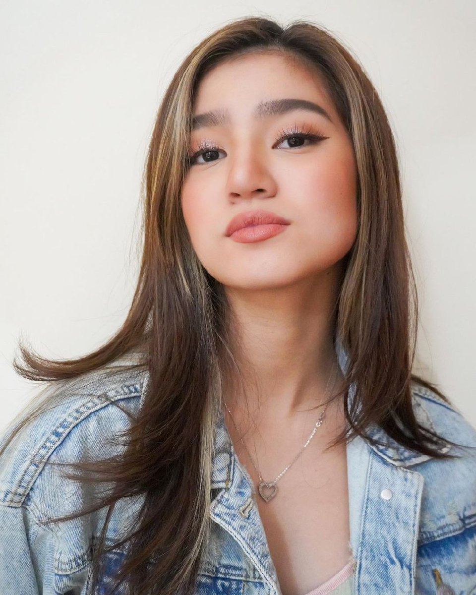 DonBelleOFC's tweet photo. “Slayiiiin the holiday season with all my MayBELLINE faves 🎄💫”

[221222] @bellemariano02’s IG Update!
🔗: https://t.co/hfW2MMpral

#mayBELLEine | #BelleMariano 
#DonBelle | #DONBELLEmpire https://t.co/Sc2XIxiVw6