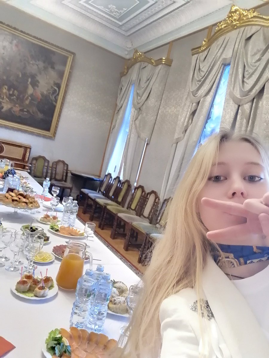 medievalginger's tweet photo. Это я, на политическом мероприятии психфака, и целый стол еды для машкова, министра финансов и представителей фсина, который надо было сторожить. И я втихую съела 3/4 из этого, пока в актовом зале читали торжественную речь. Зачем? Чтобы хоть как-то оправдать траты госбюджета. https://t.co/v8KnhEURZa