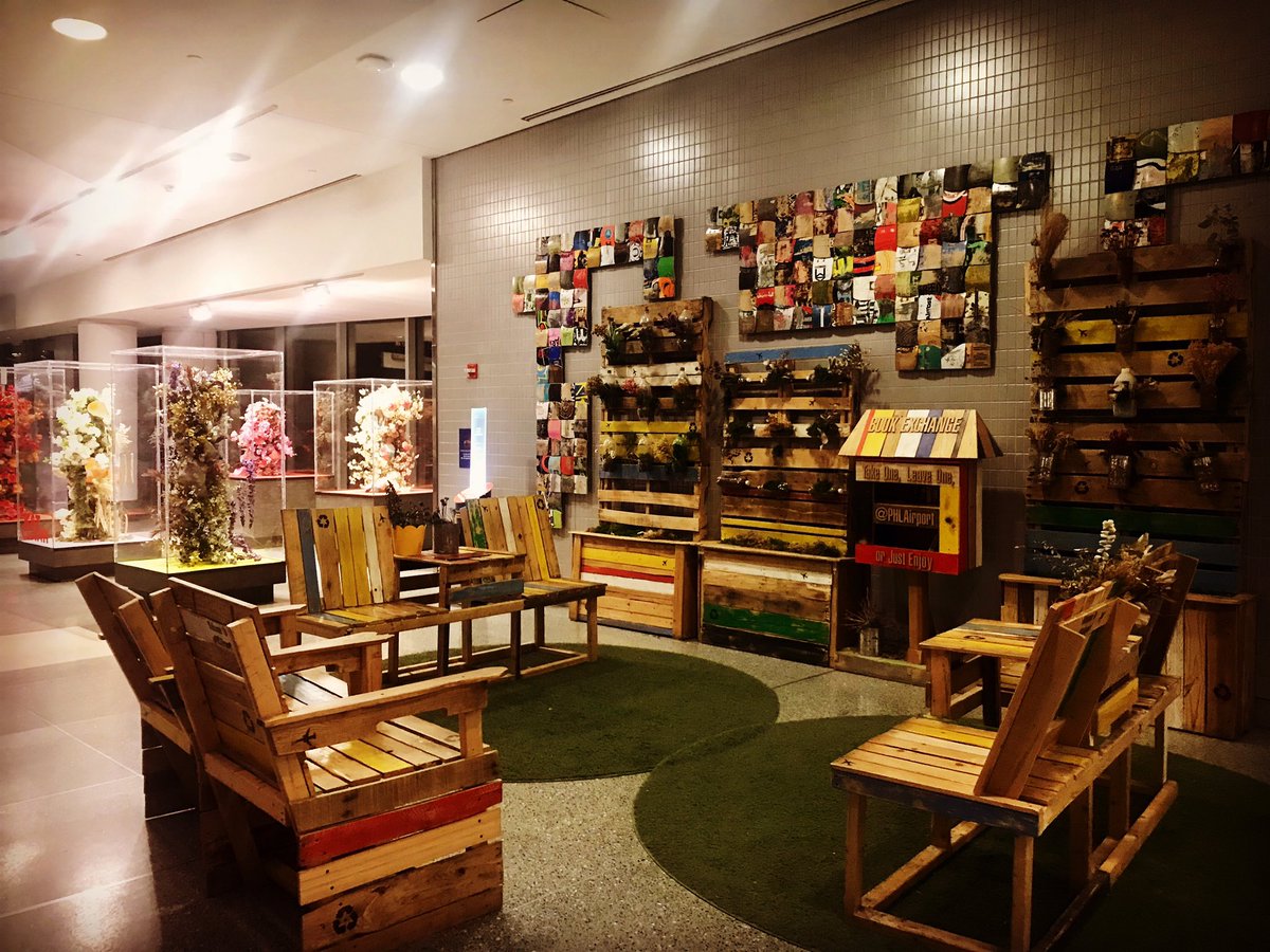 bernadyn's tweet photo. Cool sitting area @phl_airport @phlairportart complete a book exchange
#philadelphia #phlairport #findmike #bookexchange #recycled #recycle #christmastravel https://t.co/jTxh3NEAB1