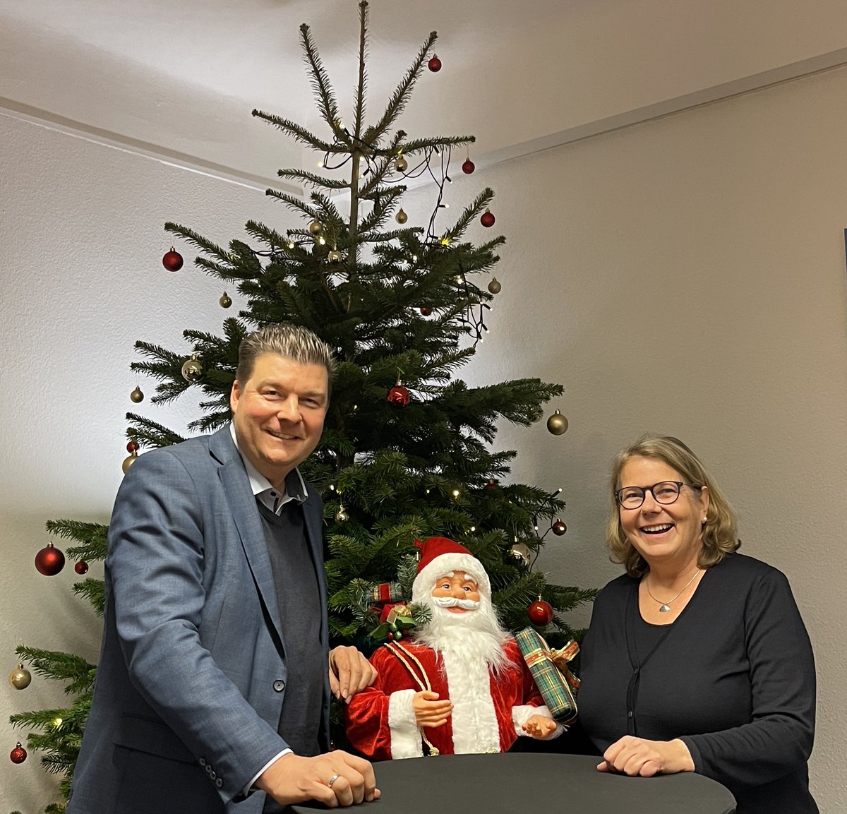 ADressel's tweet photo. Gemeinsam senden Staatsrätin ⁦⁦@lentz_bettina⁩ &amp; ich aus der ⁦@FHH_FB⁩ am #Gänsemarkt die besten Grüße &amp; Wünsche zu Weihnachten 🎁🎄! Ihnen &amp; Euch frohes Festtage &amp; uns allen ein erfolgreiches, gesundes, aber vor allem friedlicheres 2023 🙏👍! https://t.co/tI6PUqNc2I