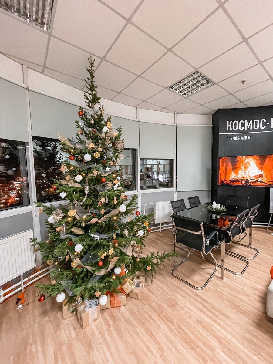 В этом году Космос сделал много нового и интересного, может похвастаться самыми разными достижениями. 

Но сегодня хочется просто сказать, что мы встречаем 2023 с самой красивой елкой за все годы🎄

Спасибо нашим девочкам за потрясающую новогоднюю атмосферу💃

#cosmos_life