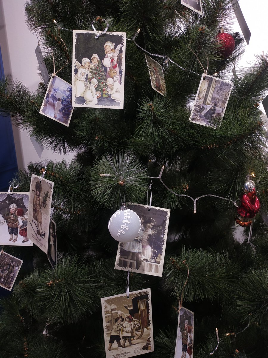 Hi friends! 🤗
Are you in the Christmas mood? I still don't, but I'll try to create the right atmosphere ✨
I wish you a fabulous day! ☃️🎄

(Photo from the history museum last year)