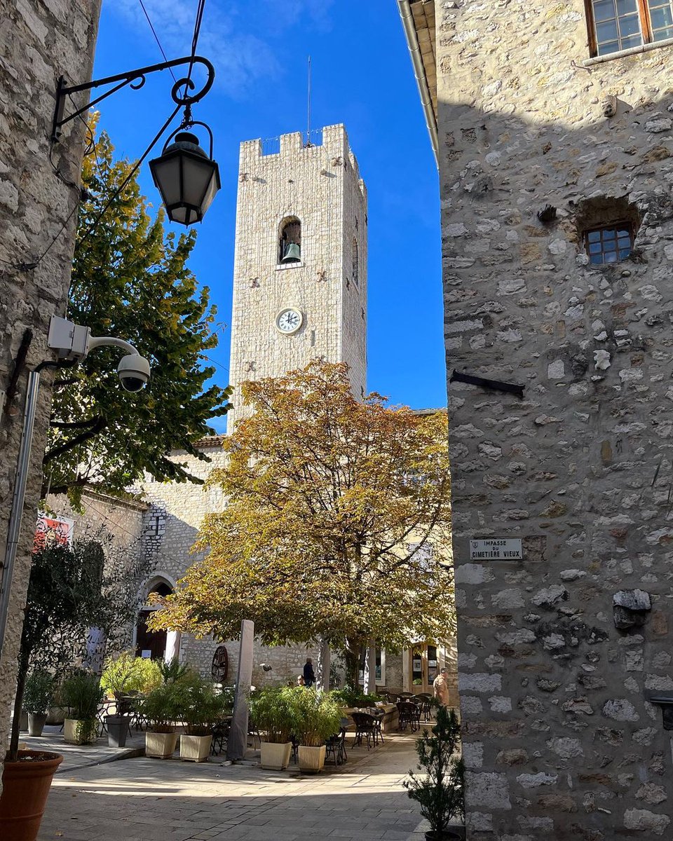 Au détour d’une ruelle Vençoise, découvrez un décor digne d’une carte postale 😍

📷 @mago_dino

#ExploreNiceCotedAzur #Vence #villedeVence #CotedAzurFrance #OnATousBesoinDuSud
