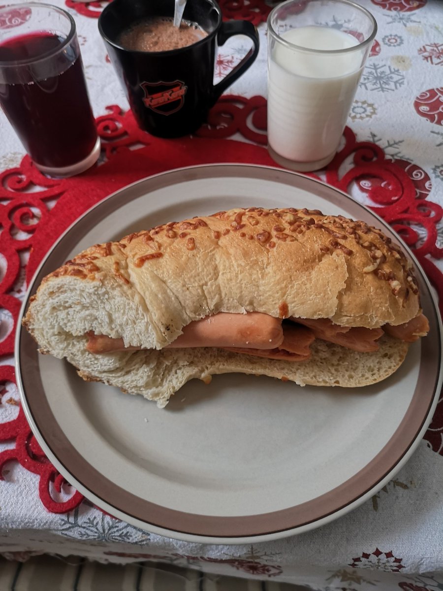 JuhaTenhonen's tweet photo. #äijäbrunssi #atria #wilhelm #chilisulatejuustonakit #kymenleipomon #juustosarvi #maire #maito #hetelmii #suomalainen #omena #vaasan #pullava #uuniomenapitko #punalappusii #pitäjämäenmehutehdas #suomalainen #luomumustikkamehu https://t.co/xGhBAhnSDw