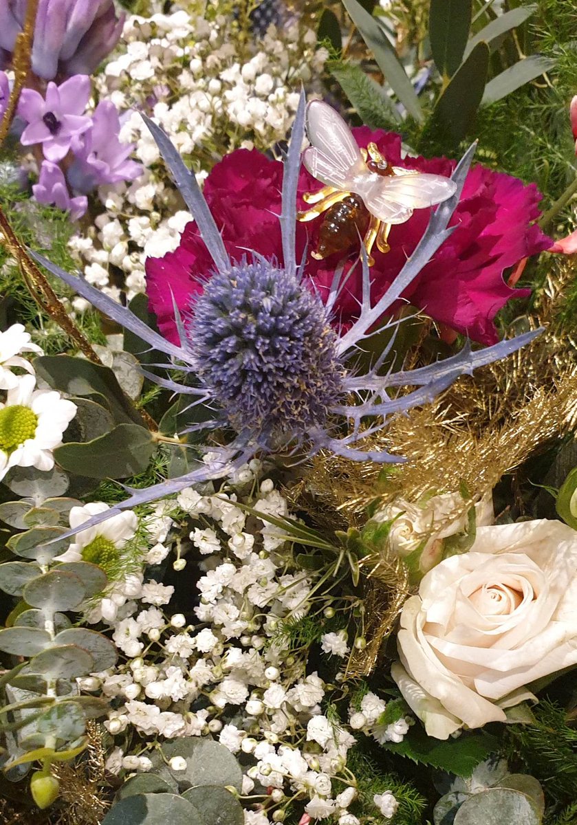 ChrisARoberts's tweet photo. Thank you @louguthrie007 for the beautiful basket of flowers. Absolutely packed with blooms, greenery &amp; a little bee! Flowers by #GoTellTheBees in #Faringdon. Read my inspirational story about owner #RebekahPugh in #TheAdvertiser. 
#florists #Cotswolds #savethebee #journorequest https://t.co/WJPqz0Zcic