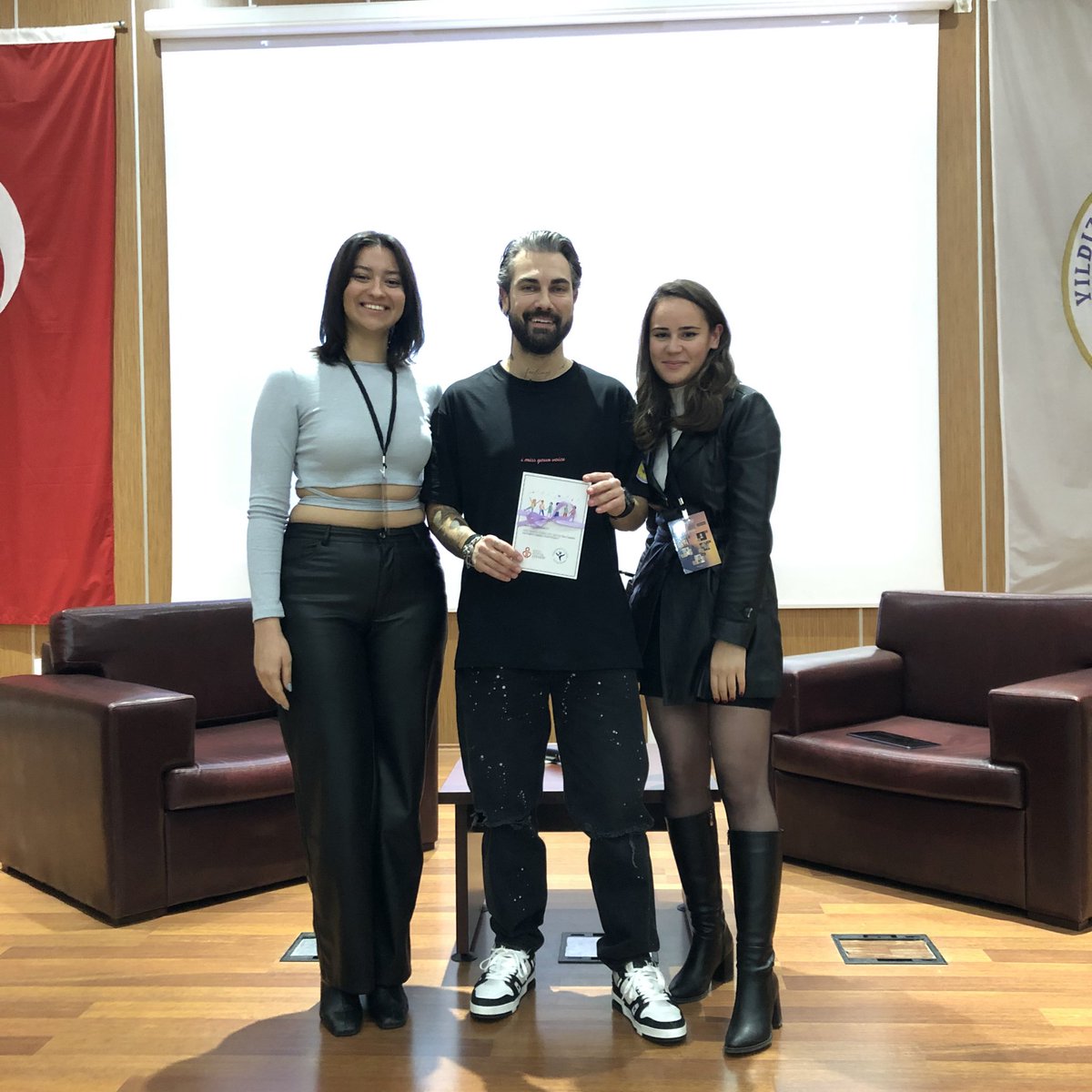 Doğuş Çabakçor söyleşimiz Basın&amp;Yayın Koordinatörleri Damla Nur Pay ve Duygu Yağmur Yaman'ın bağış belgesi takdimiyle sonlandı!