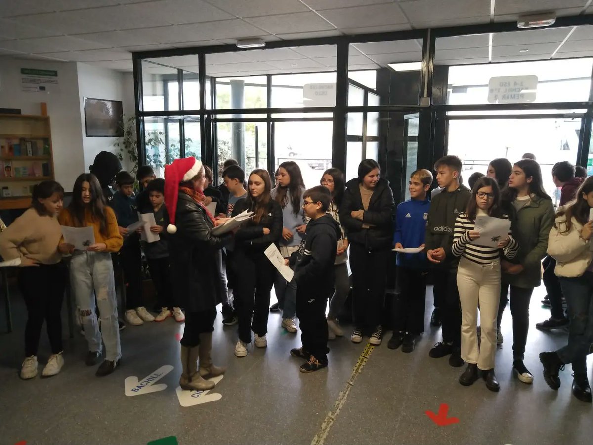 i_bachiller's tweet photo. En el IES Bachiller Diego Sánchez celebramos la Navidad cantando!!!!! 🎅🏻🎄🎄 https://t.co/ae1hg5qAAS