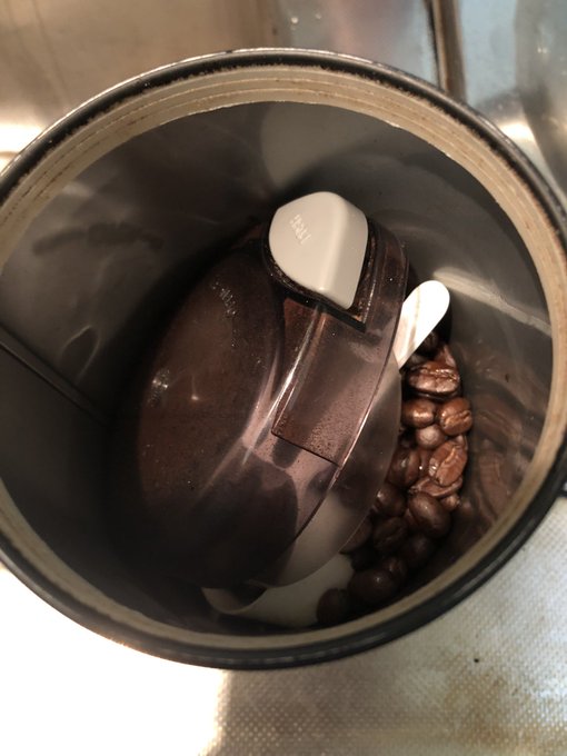 それはコーヒー豆缶の蓋じゃなくて、電動ミルの蓋なんだよもん 