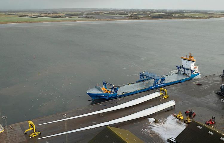 _lemarin's tweet photo. Les #pales du nouveau #prototype d'#éolienne de 14 MW du #fabricant @SiemensGamesa en cours d'acheminement vers le centre d’#essais danois d’#Osterild >>> https://t.co/SwrXKuPauU | #emr #énergiesmarines #offshorewind @VattenfallGroup #Norfolk #maritimenews https://t.co/o82gfhBXMg