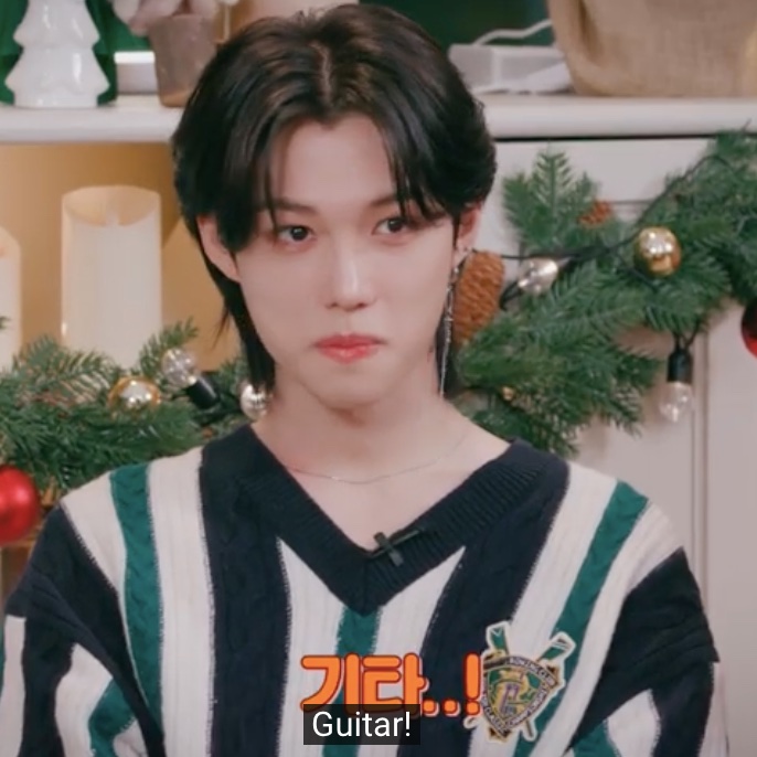 d6skzthinker's tweet photo. skz were playing dummy liar, everyone else got the word "leebit" while there are 2 members that got unrelated which is "youngk (day6)" and changbin and felix got youngk 😆😆 https://t.co/iMXvo7Uexq
