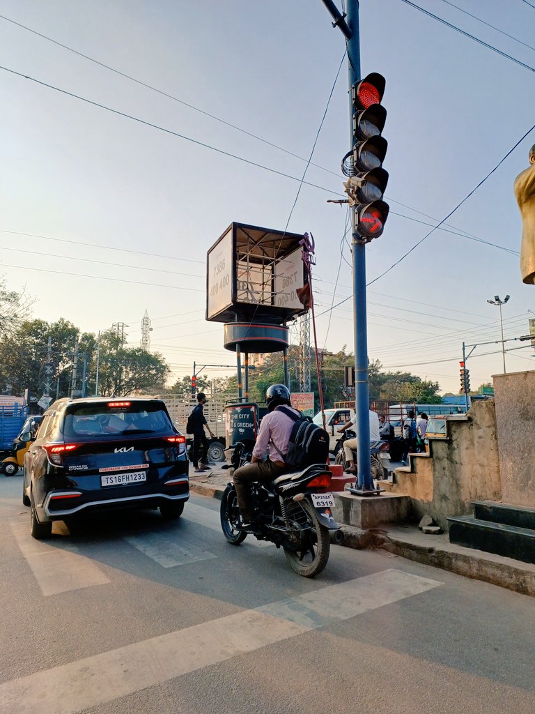 Daniel_Joshua11's tweet photo. @hydcitypolice @HYDTP @CYBTRAFFIC @cyberabadpolice just now at Gandi Maisamma signals. Does it mean that rules are only for Common man or does these people who claim themselves as Corporator also need to follow????  Line crossing. :(   #Traffic #Signals https://t.co/wP9sbuR8UT