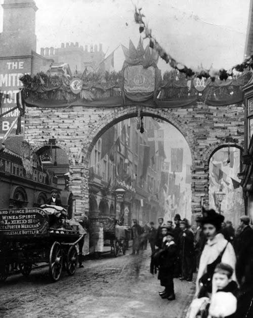 In 1st place with over 200 likes we have the 1894 Bread Arch, a #tbt to the time Leeds built an arch of bread to celebrate a royal visit. 1500 oversized loaves went into this beast - you can read more here: leodis.net/viewimage/1238…