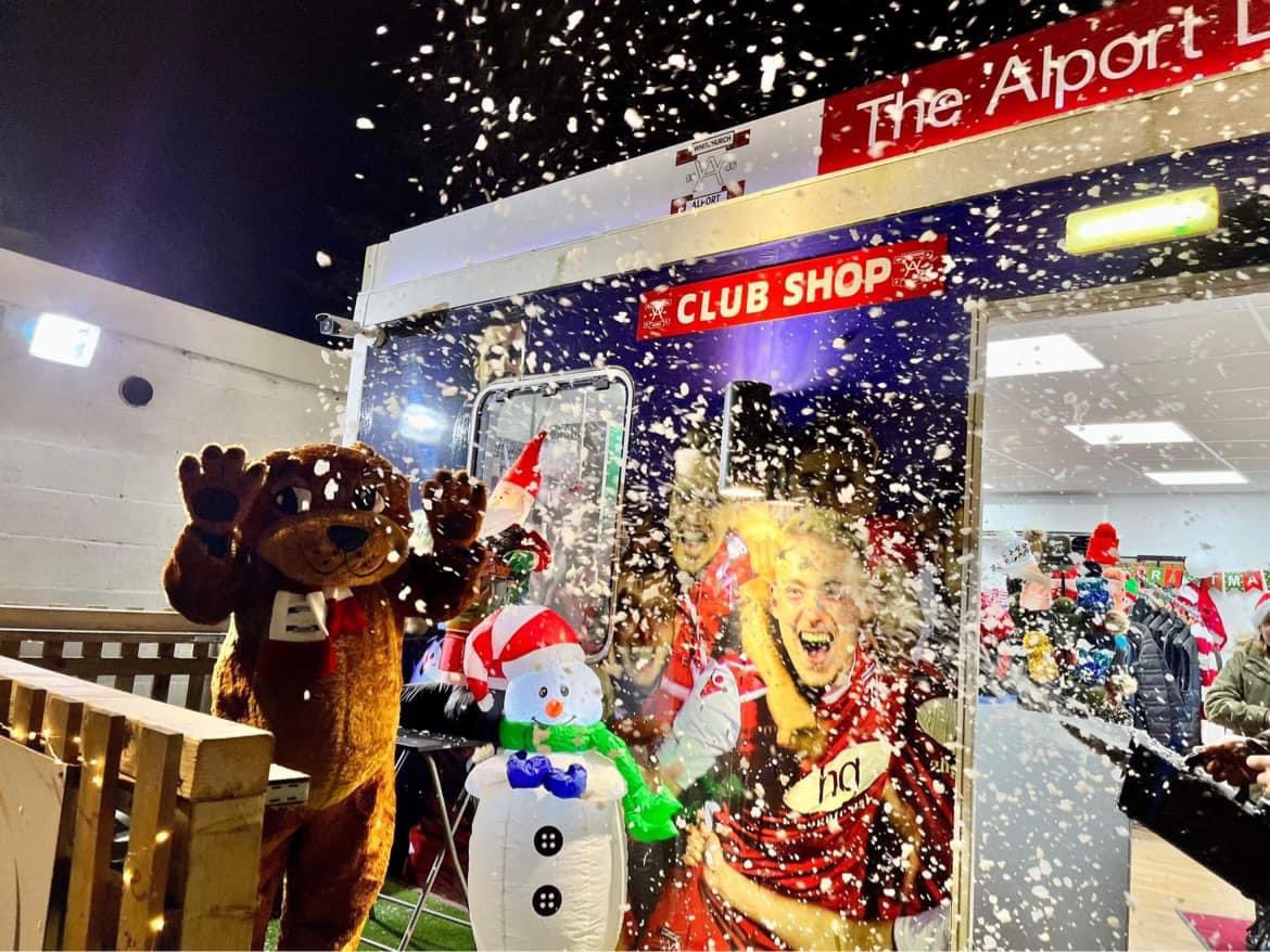 alportfc's tweet photo. 𝙏𝙃𝙐𝙍𝙎𝘿𝘼𝙔 𝙉𝙄𝙂𝙃𝙏 𝙁𝙊𝙊𝙏𝘽𝘼𝙇𝙇 😍🔴⚪️
📆 Thurs 22nd Dec
🏆 League Cup
🆚 @MDTFC
⏱️ 7.45PM
🎟️ £5/£3/£1
🍻 BAR OPEN
🥧 Alport Cafe
Club Shop OPEN, all children get a FREE selection box on entry, usual #Alport welcome for all supporters.
#WeAreAlport #FootyFix https://t.co/g9HiXbpwse