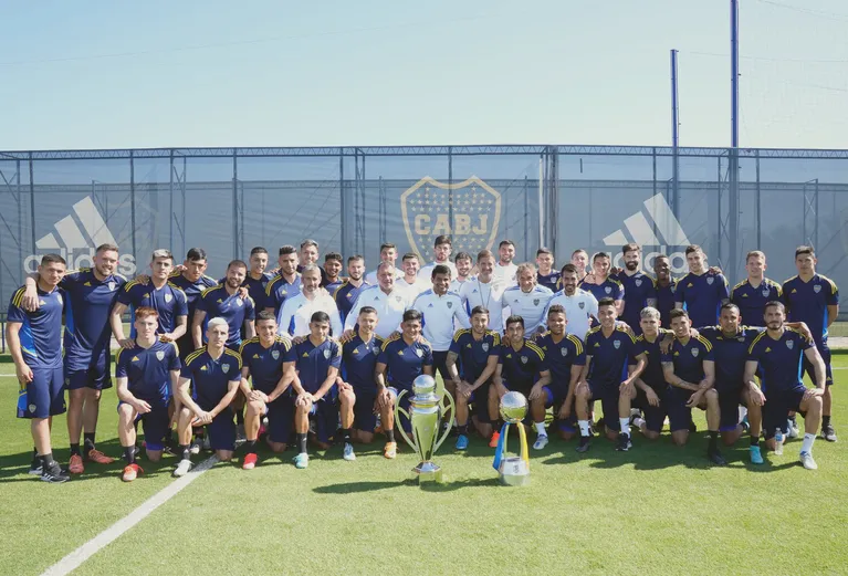 lucasg91's tweet photo. Leo a varios decir que ahora quieren acercarse al torneo local "para sentir esto más seguido". 

Si quieren festejar habitualmente, en masa, subiéndose a cualquier lado y dedicándoselo al Diego, en Brandsen 805 somos un montón pero siempre hay lugar para uno más. https://t.co/NIYYfAc8aK