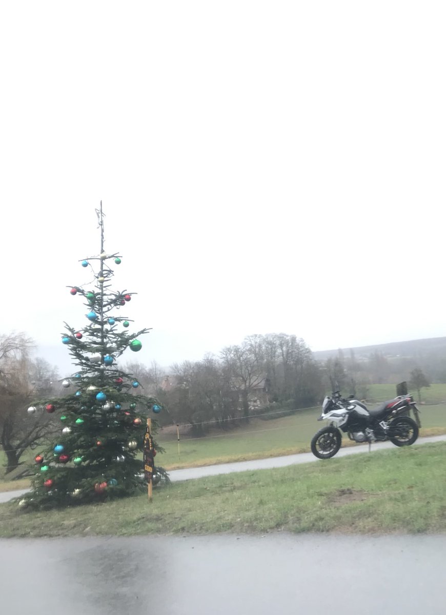 Merry #Christmas to You! 
Wherever you are, I hope that the bright light of kindness and love shines upon you and your loved ones! 
With a special thought to those who feel #lonely. 

#Noel #JoyeuxNoel #loneliness , #sadchristmas #lonelychristmas 

songwhip.com/manudecarvalho…