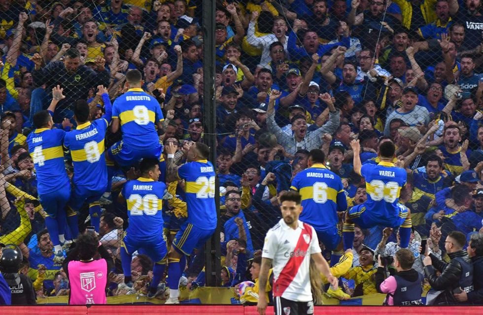 lucasg91's tweet photo. Leo a varios decir que ahora quieren acercarse al torneo local "para sentir esto más seguido". 

Si quieren festejar habitualmente, en masa, subiéndose a cualquier lado y dedicándoselo al Diego, en Brandsen 805 somos un montón pero siempre hay lugar para uno más. https://t.co/NIYYfAc8aK