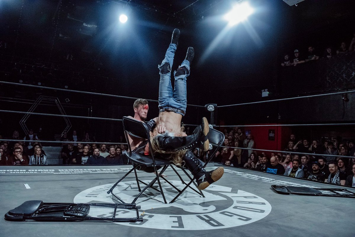 ThisIs_Progress's tweet photo. ๐ UNBOXING LIVE V
๐๏ธ We are EIGHT DAYS away from our last event of 2022
โผ๏ธ Rows 4 & beyond are still available
๐งLess than 20 standing tickets left!
๐๏ธ Get your tickets here
https://t.co/wZwk9w0374
๐ท Chris Brooke Vs Drew Parker at #Chapter82 UNBOXING LIVE https://t.co/2LL8WKrnDZ