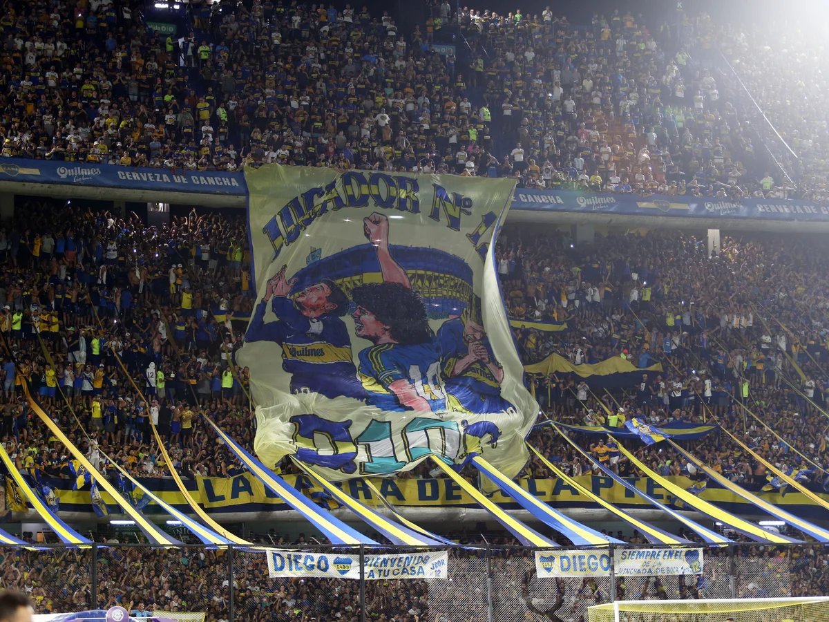 Leo a varios decir que ahora quieren acercarse al torneo local "para sentir esto más seguido". 

Si quieren festejar habitualmente, en masa, subiéndose a cualquier lado y dedicándoselo al Diego, en Brandsen 805 somos un montón pero siempre hay lugar para uno más.