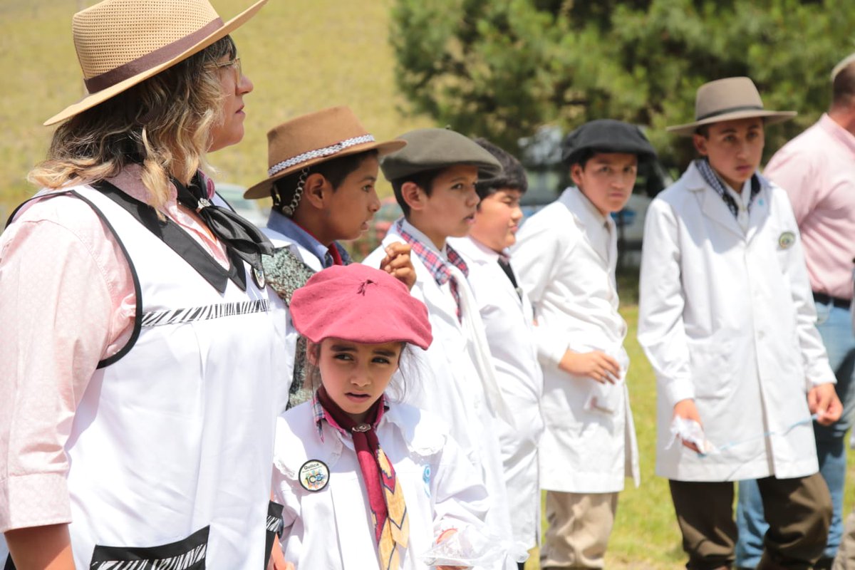 mineducacionqn's tweet photo. #AniversarioEscolar
La Escuela Albergue N°57 de #Quilca celebró su 100° aniversario junto a sus 13 estudiantes y toda la comunidad, en un acto cargado de emociones, tradición y mucha historia.
#MinisterioGobiernoEducación
#CPE https://t.co/EWrf1wTH3s