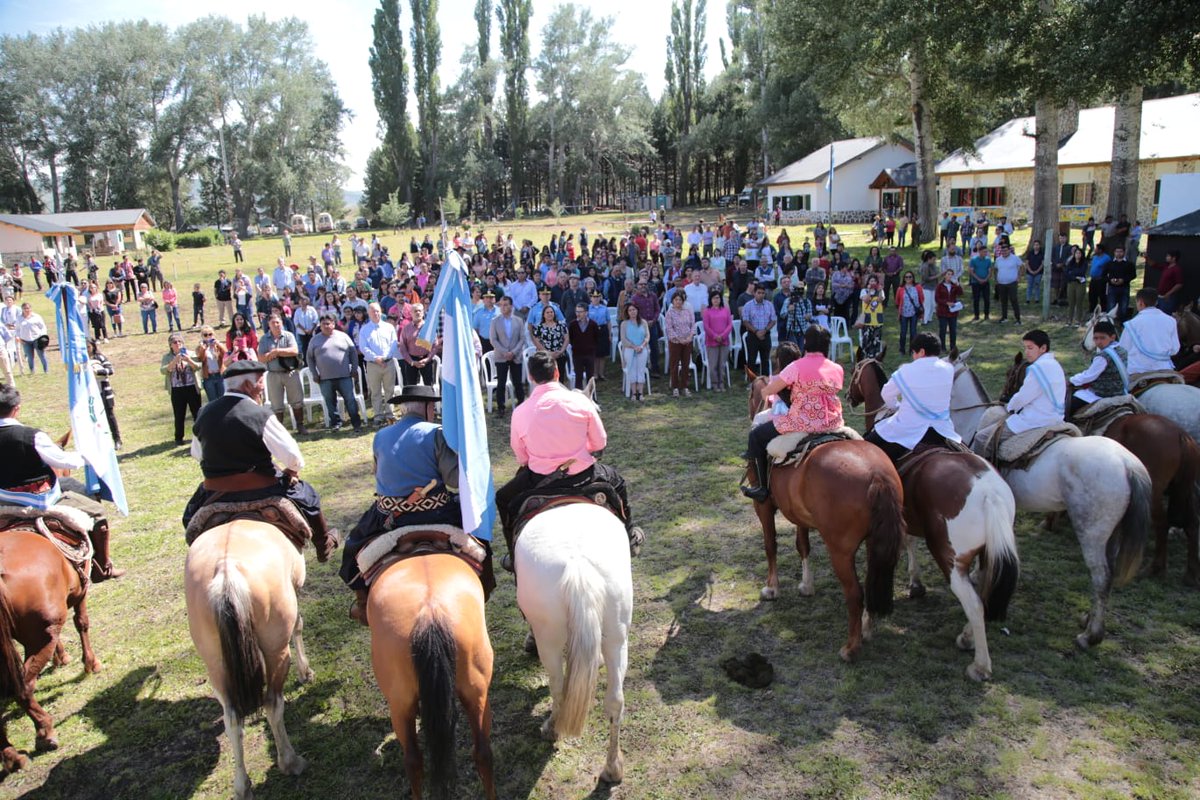 mineducacionqn's tweet photo. #AniversarioEscolar
La Escuela Albergue N°57 de #Quilca celebró su 100° aniversario junto a sus 13 estudiantes y toda la comunidad, en un acto cargado de emociones, tradición y mucha historia.
#MinisterioGobiernoEducación
#CPE https://t.co/EWrf1wTH3s