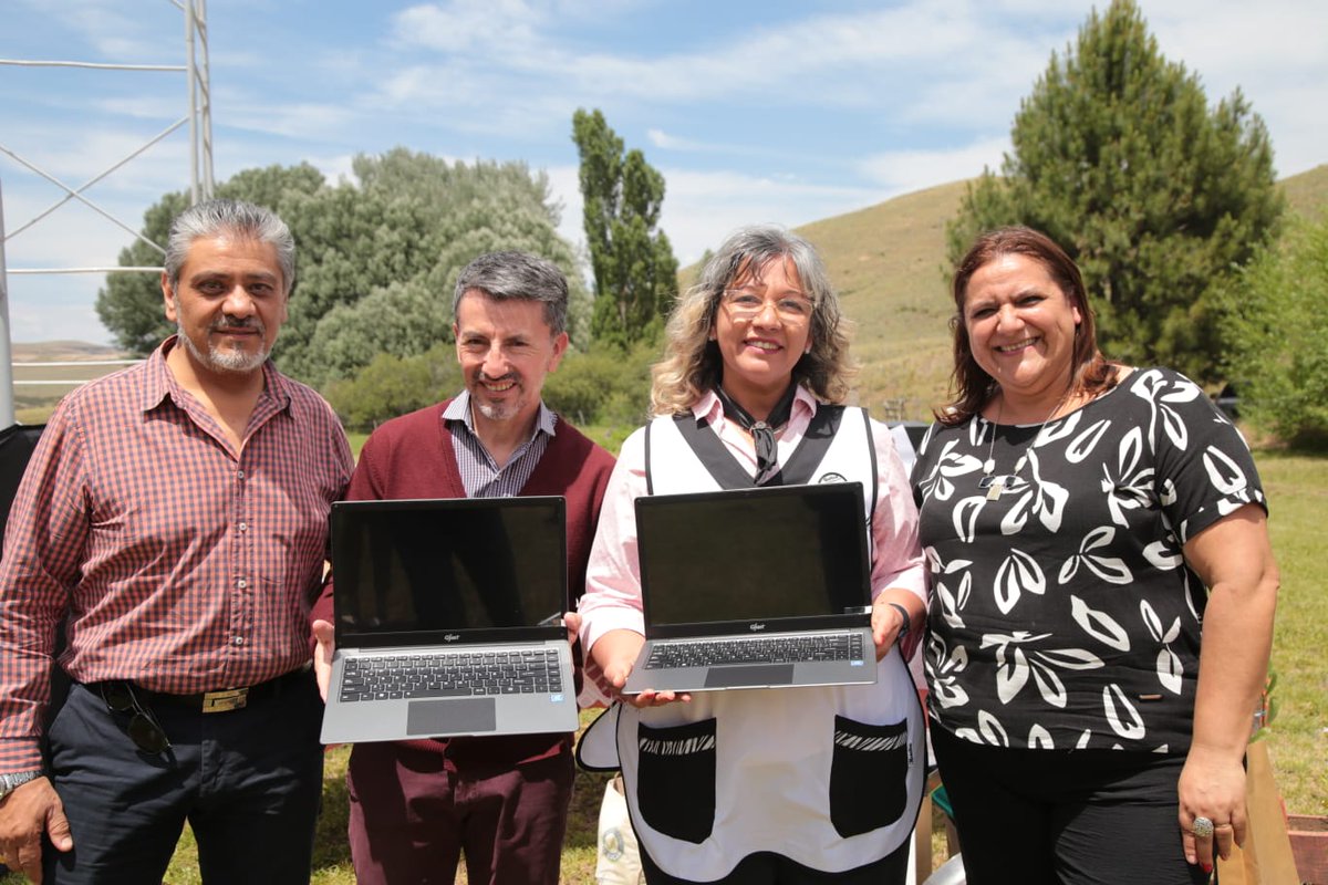 mineducacionqn's tweet photo. #AniversarioEscolar
La Escuela Albergue N°57 de #Quilca celebró su 100° aniversario junto a sus 13 estudiantes y toda la comunidad, en un acto cargado de emociones, tradición y mucha historia.
#MinisterioGobiernoEducación
#CPE https://t.co/EWrf1wTH3s