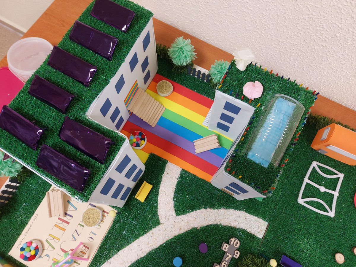 MartinezTajuelo's tweet photo. Os dejamos algunas fotos de nuestra maqueta física, así como el enlace a la maqueta virtual para que podáis ver también su interior:
https://t.co/01ZE03SSyZ
#Sapereaude #CEIPMartínezTajuelo
@JavierUJA https://t.co/CgU5EH8ruA