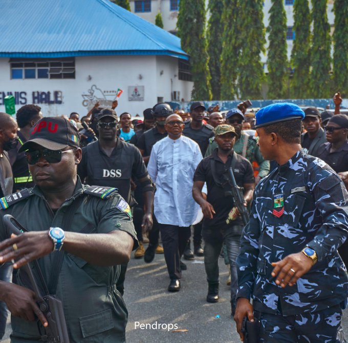 CN4real's tweet photo. When @PeterObi is in a city, the  
Town hall is different from the #Balabu , even the #Bluu and #Bulaba. Obi is the only presidential candidate we can trust. 

#ObiDattiinRiversState 
#PeterObiInPortHarcourt https://t.co/HorukUMYxJ