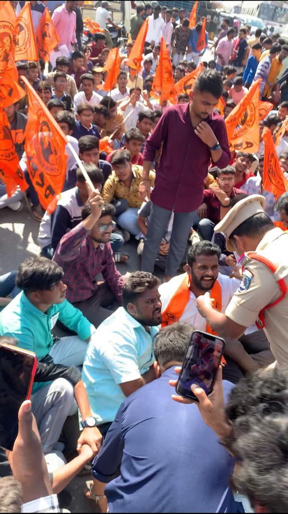 VennelaPalle's tweet photo. పెండింగ్ లో ఉన్న విద్యారంగ సమస్యలు పరిష్కరించాలని నర్సాపూర్ రహదారిపై 1000 మంది విద్యార్థులతో రాష్ట్ర శాఖ పిలుపుమేరకు ఈరోజు మేడ్చల్, చింతల్ IDPL లో రాస్తారోకో చేసి కెసిఆర్ దిష్టిబొమ్మ దహనం చేయడం జరిగింది. https://t.co/6v5sepBgCS