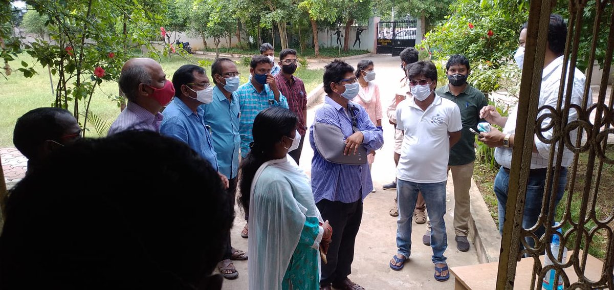 KakinadaLimited's tweet photo. Sri.Naga Narsimha Rao-Additional Commissioner,KMC &amp; Sri.G.S.Chakravarthy-Nodal Officer,Urbanoutcomes Framework Campaigning With Public,College Principals,Students,Staff in Different Places in Kakinada Regarding EOL-2022 https://t.co/PnLE19Iucw