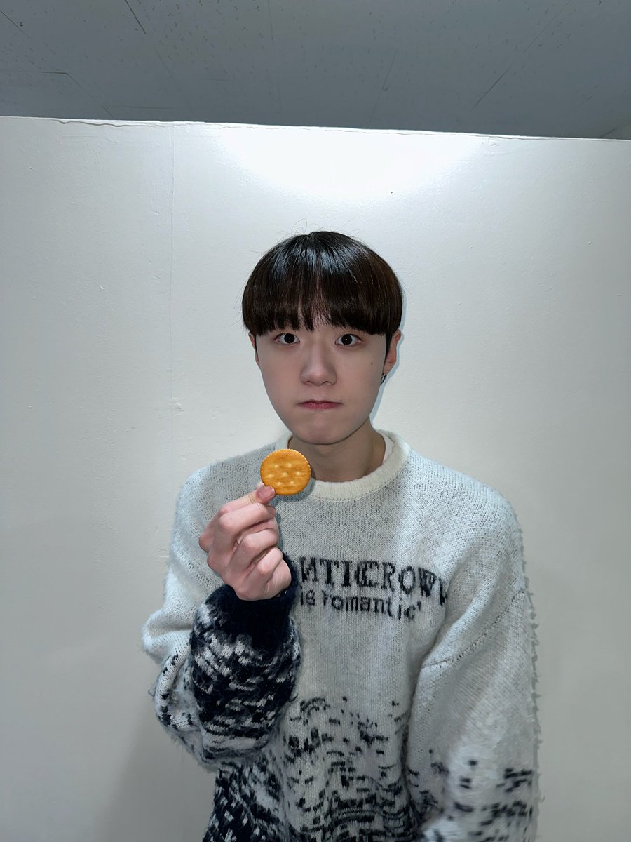 aplus_bigdipper's tweet photo. [ #시우 ]

과자가 너무 맛있다🥰

#더빅디퍼 #THEBIGDIPPER #SIWOO https://t.co/U2RdxZXn7M