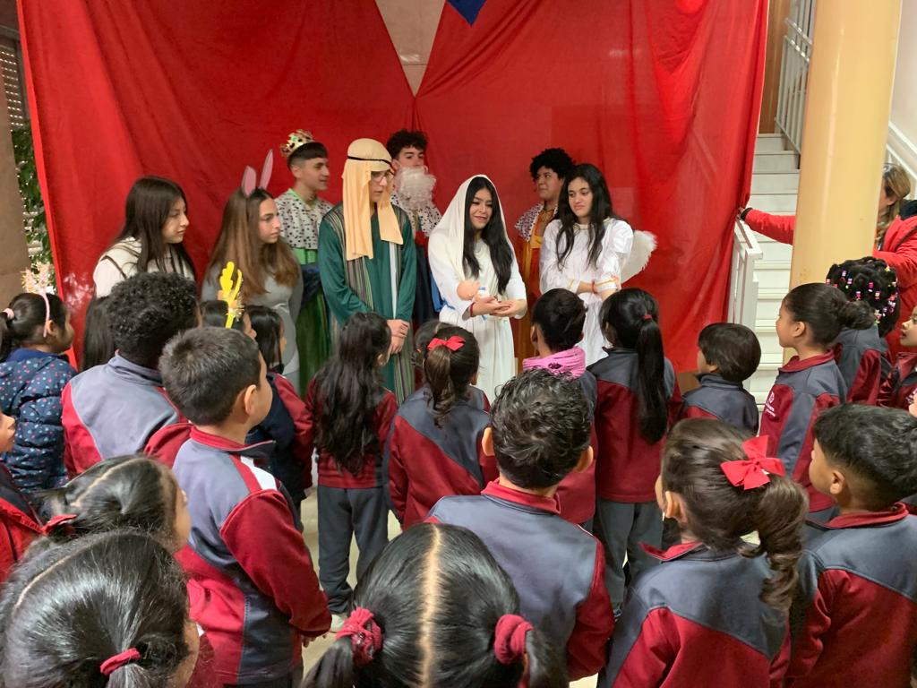 ciudaddelosmuch's tweet photo. Día emocionante visitando el Belén viviente, cantando villancicos e intercambiando nuestros Christmas con los compañeros de la ESO. Nos ha encantado 💕
#serdelacitymola #abrimoscaminos @salesianosssm https://t.co/iyAU5jJnb6