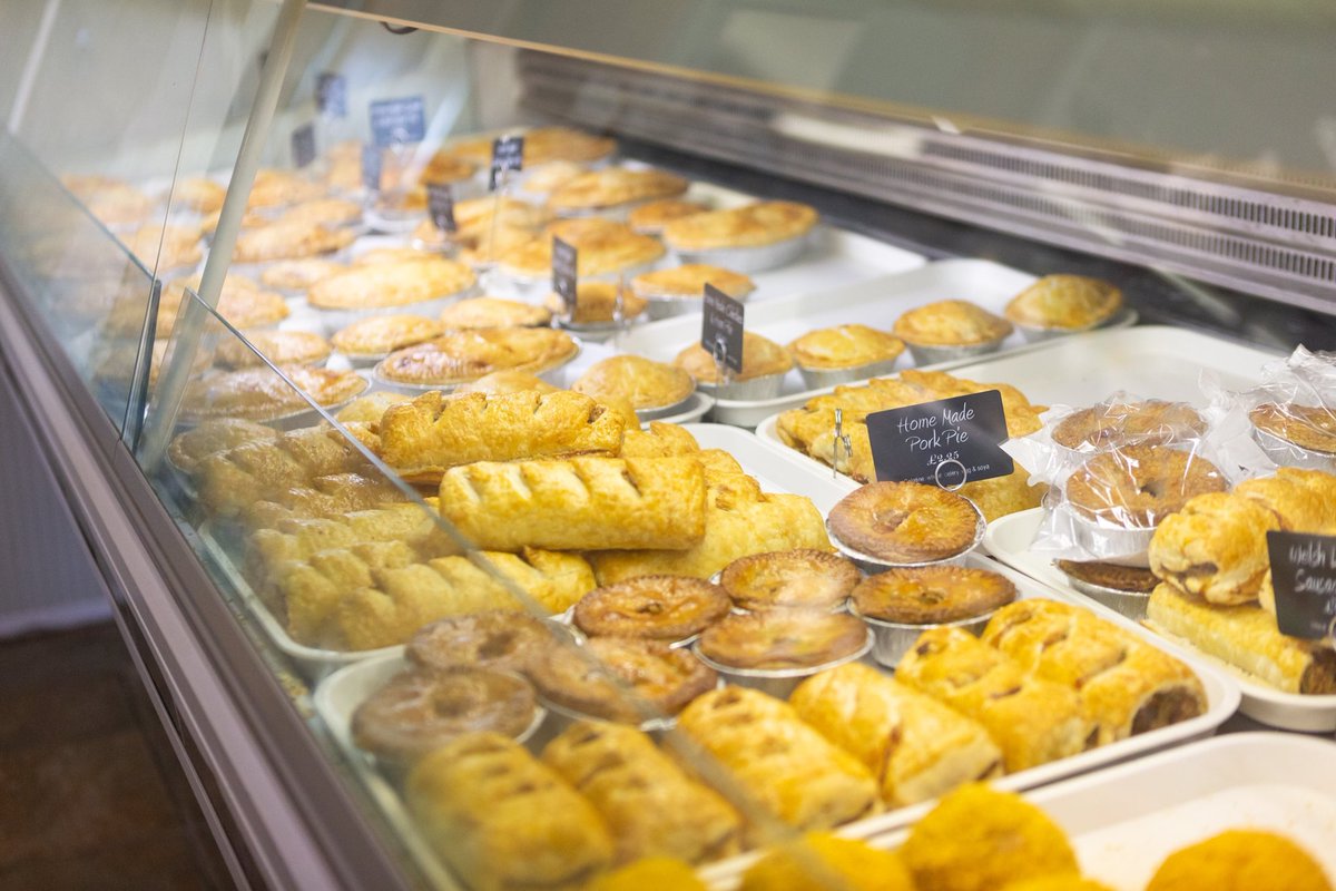 Cofiwch siopa'n lleol!  Don't forget to shop local this Christmas!🎄